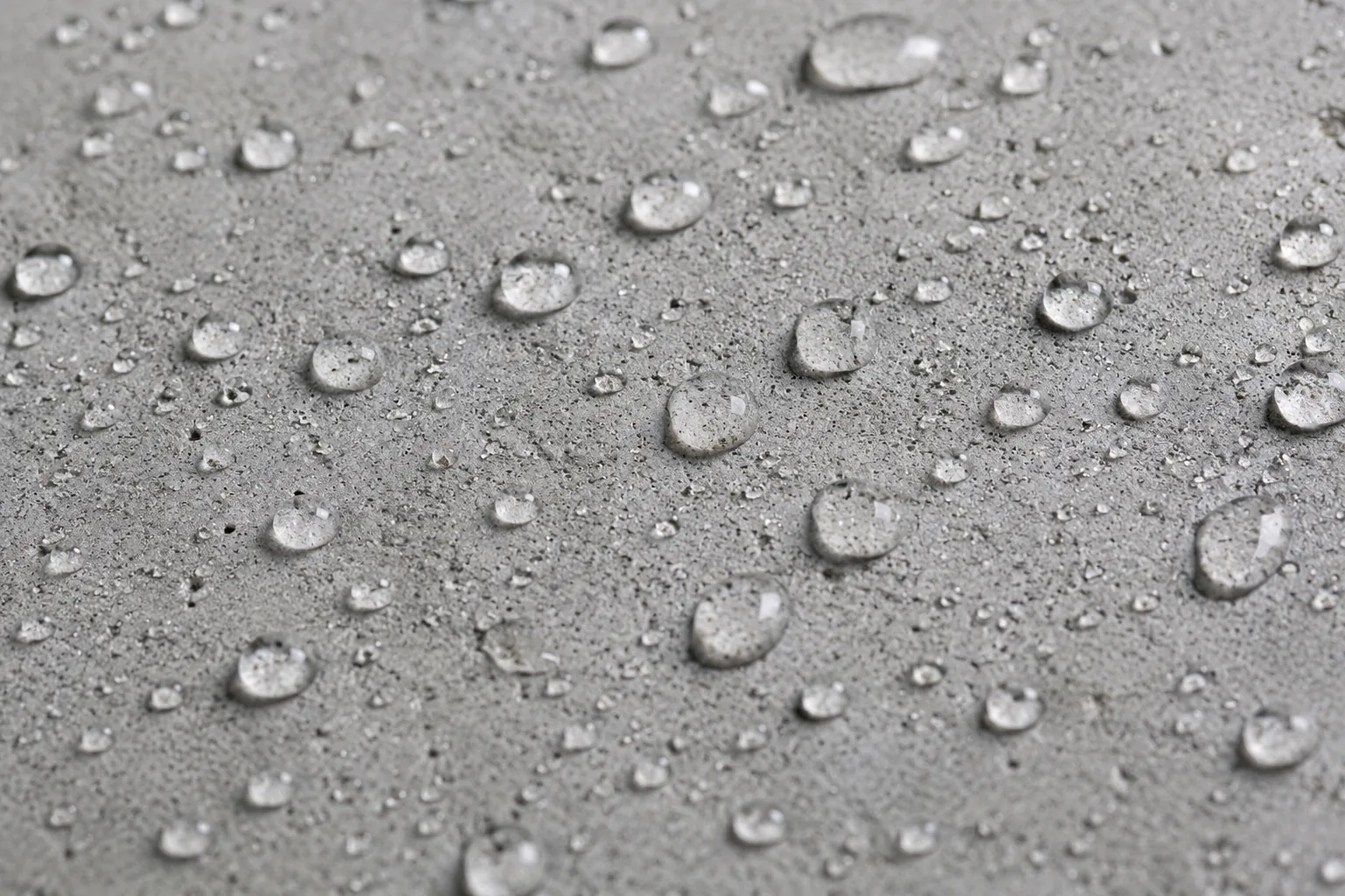 Waterdruppels op een betonnen oppervlak