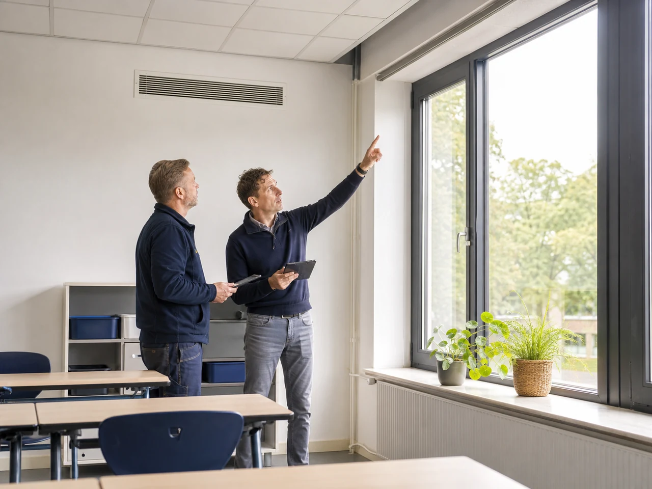 Controle van ventilatie en raamdetails bij schimmel in schoolgebouwen