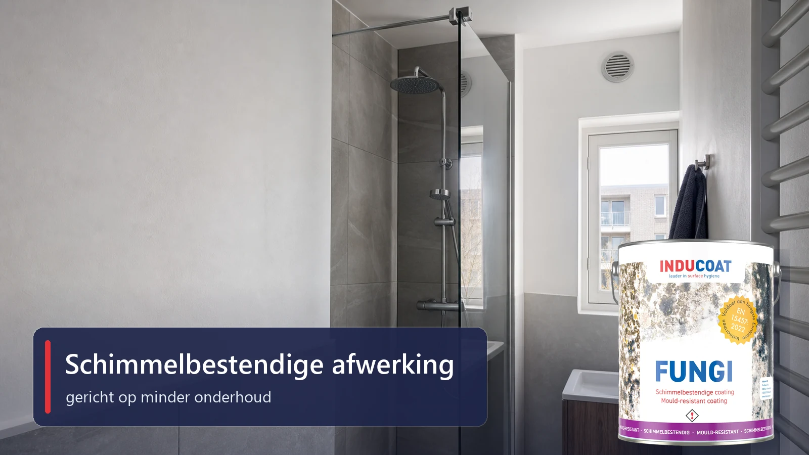Goed onderhouden badkamer met intacte matte wandafwerking en een verpakking Inducoat Fungi schimmelbestendige coating.